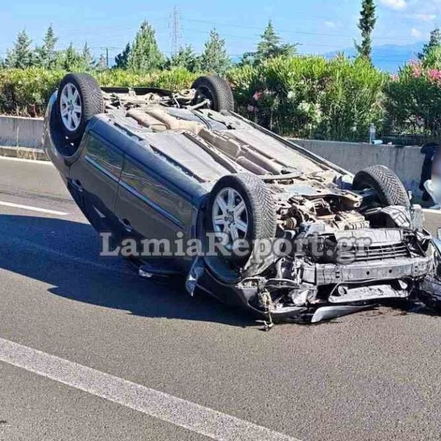 Φθιώτιδα: Σοβαρό τροχαίο με ανατροπή αυτοκινήτου στην εθνική οδό - Απεγκλωβίστηκε μόνος του ο οδηγός
