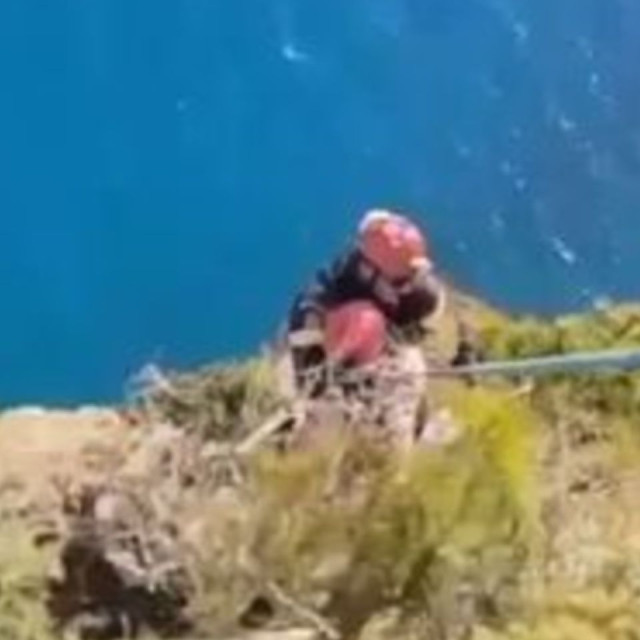 Ζάκυνθος: Πώς η προσπάθεια για selfie με φόντο το Ναυάγιο οδήγησε σε πολύωρη προσπάθεια διάσωσης