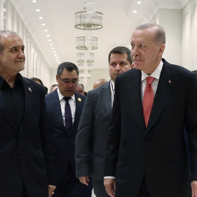 Ερντογάν σε Πεζεσκιάν:  Η Τουρκία θα συνεχίσει να παρέχει υποστήριξη στις συνομιλίες