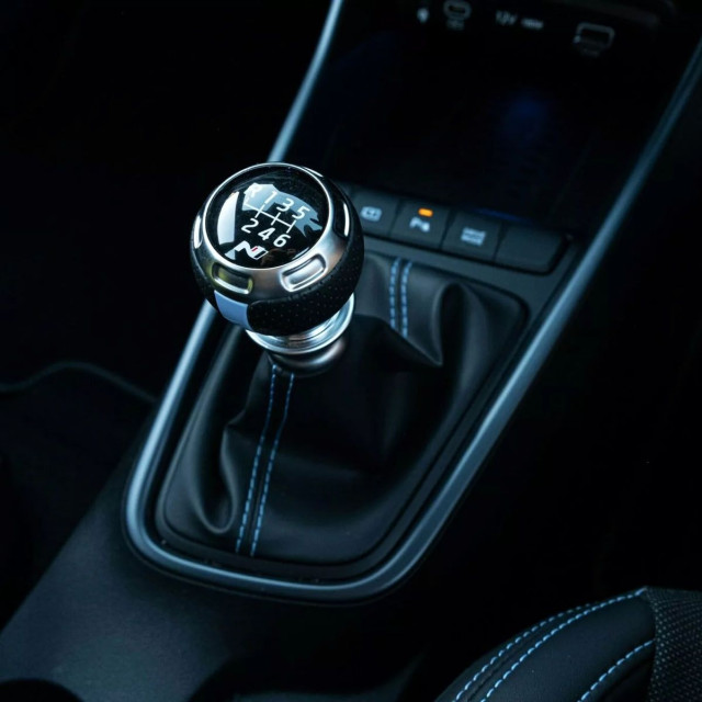 Η Hyundai εξελίσσει «χειροκίνητο» κιβώτιο που λειτουργεί και ως αυτόματο