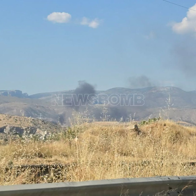 Φωτιά δίπλα στην Αττική Οδό στον Ασπρόπυργο