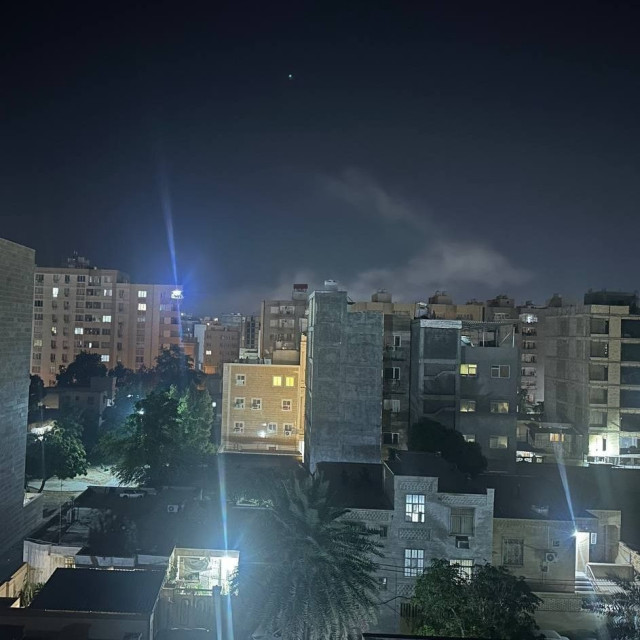 Νέα πλήγματα των ΗΠΑ στο Ιράν – Κοντά στο Ορμούζ η επίθεση – Εκρήξεις στη Μπαντάρ Αμπάς