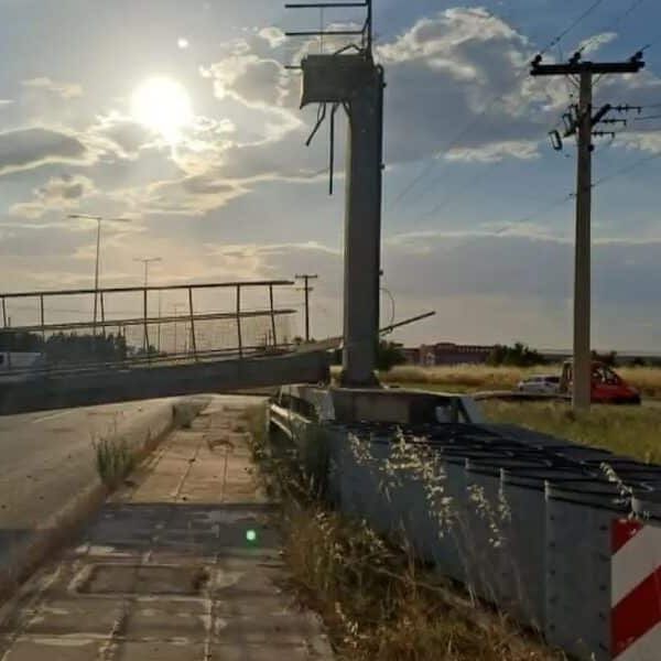 Λάρισα: Φορτηγό ξήλωσε εναέρια πινακίδα και έπεσε σε μάντρα - Σε σοβαρή κατάσταση ο οδηγός