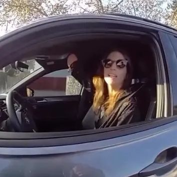 Αστυνομικός έγινε viral: «Είδε» οδηγό με ακρωτηριασμένο άκρο ότι κρατούσε κινητό μ' αυτό κι οδηγούσε