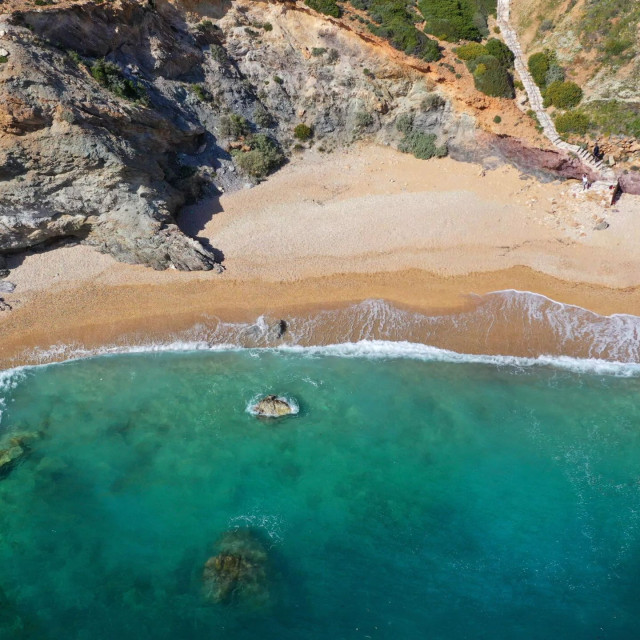 Πέντε παραλίες κοντά στην Αθήνα για τις πρώτες βουτιές του 2026