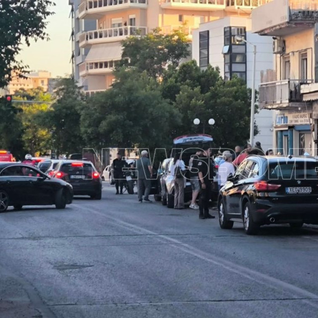 Βίντεο ντοκουμέντο από την άγρια καταδίωξη στα Πατήσια - Η σύγκρουση με σταθμευμένα αυτοκίνητα