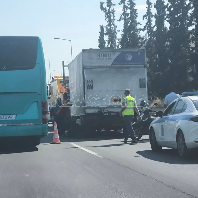 Μεγάλες καθυστερήσεις στην Κηφισίας - Φορτηγό έπαθε λάστιχο - Πού αλλού υπάρχουν καθυστερήσεις