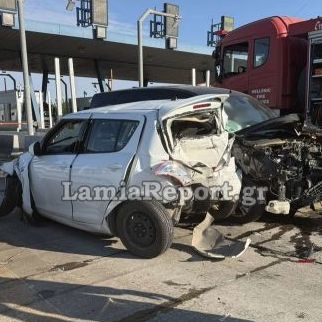 Βανάκι προσέκρουσε σε αυτοκίνητο στα διόδια της Θήβας - Εγκλωβίστηκε ο οδηγός