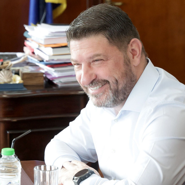 Πανελλήνιες 2026: Οι ευχές του «μαθητή» Νίκου Χαρδαλιά - «Εσάς αγαπάμε, όχι τους βαθμούς σας»