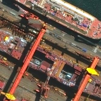 Δορυφορικές εικόνες: Η Κίνα κατασκευάζει πυρηνικό υπερ - αεροπλανοφόρο και τεράστια δομή στην έρημο