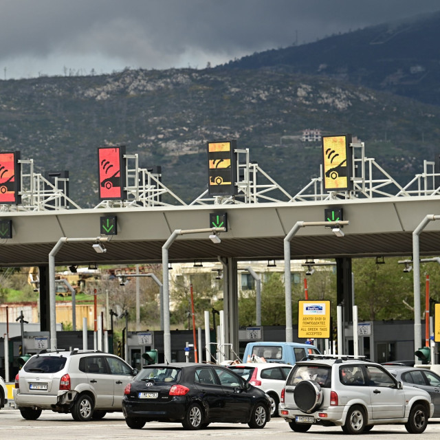 Αγίου Πνεύματος: Πάνω από 50.000 οχήματα έχουν φύγει ήδη από την Αθήνα για το τριήμερο