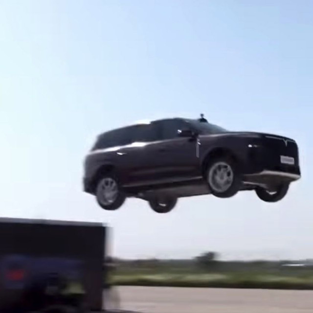 Γιατί ένα κινεζικό SUV πέταξε πάνω από 20 μέτρα στον αέρα;