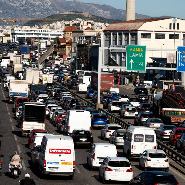 Κίνηση στους δρόμους: «Έμφραγμα» και ουρές χιλιομέτρων στον Κηφισό, η εικόνα στην Αττική Οδό