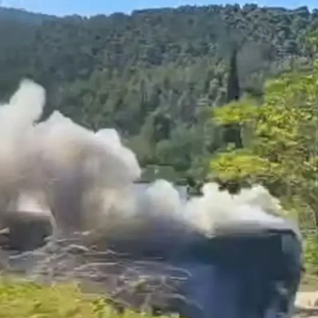 Φωτιά σε πούλμαν στην περιφερειακή Υμηττού - Σώοι οι επιβάτες