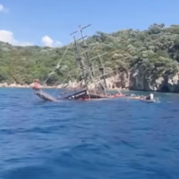 Τουρκία: Βυθίστηκε τουριστικό «πειρατικό» πλοίο με 148 επιβαίνοντες – Στιγμές πανικού στην Αττάλεια