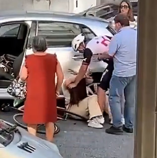 Πορτογαλία: Σκληρές εικόνες - Ποδηλάτης γρονθοκόπησε γυναίκα οδηγό και την άρπαξε από τον λαιμό