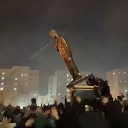 Ιράν: Η στιγμή που διαδηλωτές γκρεμίζουν άγαλμα του Κασέμ Σουλεϊμανί
