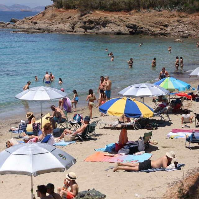 Το αδιαχώρητο στις παραλίες: Μαζική έξοδος για όσους έμειναν στη πόλη