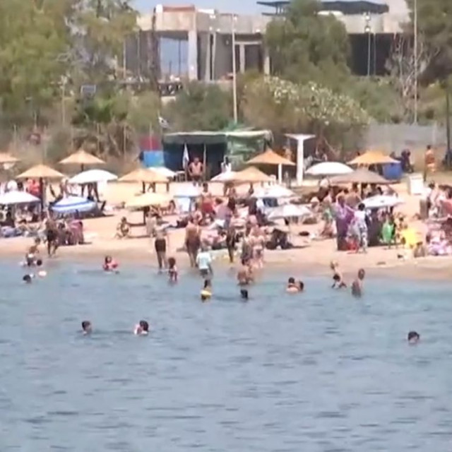 Το αδιαχώρητο στις παραλίες: Μαζική έξοδος για όσους έμειναν στη πόλη