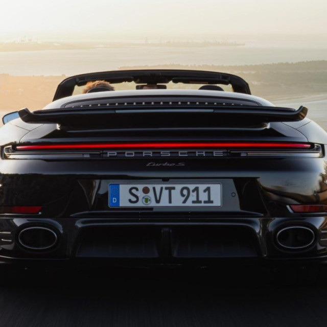 Η Porsche μειώνει παραγωγή και αλλάζει στρατηγική