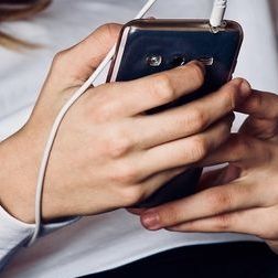 Κινητά τηλέφωνα: Σε αυτά τα δωμάτια του σπιτιού θα τα «απαγορεύσει» η Σουηδία