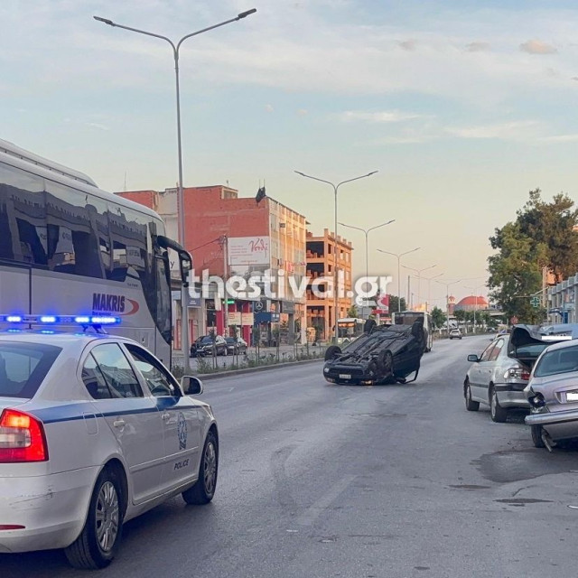 Θεσσαλονίκη: Αυτοκίνητο «καρφώθηκε» σε παρκαρισμένα ΙΧ και τούμπαρε – Ένας τραυματίας