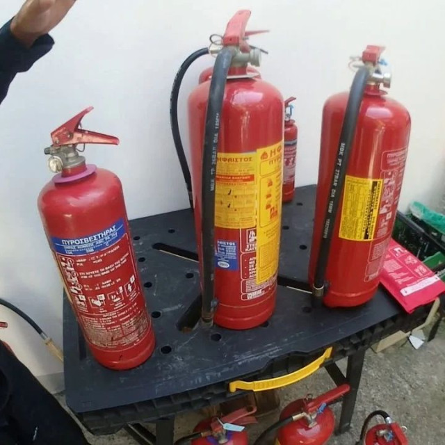 Πάτρα: Βανδάλισαν σχολείο και άδειασαν όλους τους πυροσβεστήρες