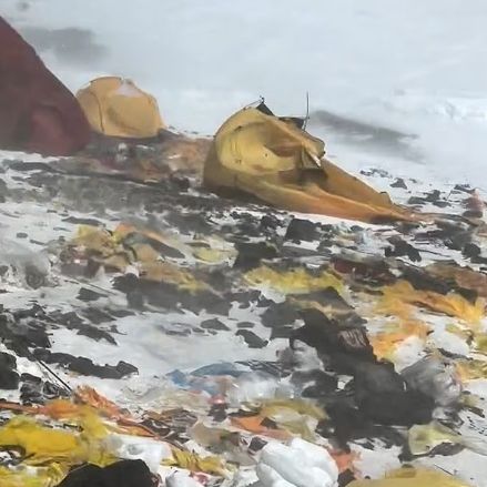 Έβερεστ: Η πιο ψηλή κατασκήνωση του κόσμου έχει μετατραπεί σε απέραντο σκουπιδότοπο