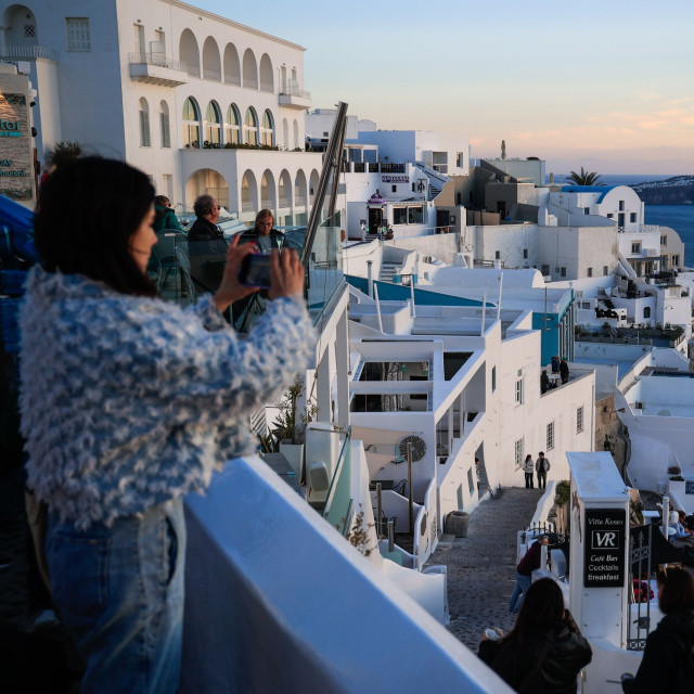 Σαντορίνη: Συνελήφθη μητέρα για παραμέληση ανηλίκων – Αφαίρεσαν κοσμήματα από επιχείρηση