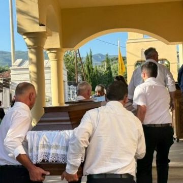Σπαραγμός στην Καλαμάτα για τη 39χρονη Βασιλική: Συγγενείς και φίλοι είπαν το «ύστατο χαίρε»