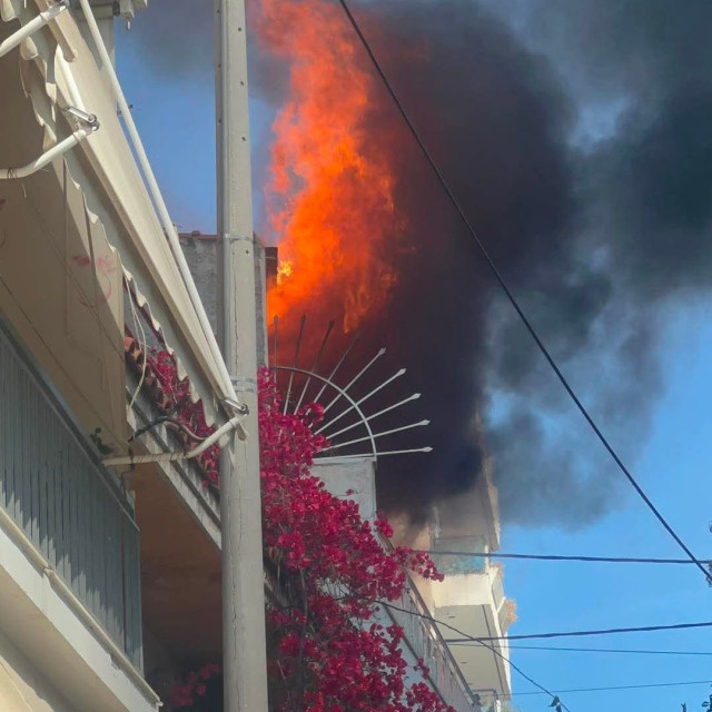 Μεγάλη φωτιά σε διαμέρισμα στον Κορυδαλλό: Ακούγονται εκρήξεις - Ένας άνθρωπος εγκλωβισμένος