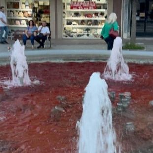 Καλαμάτα: Συγκίνηση στο τελευταίο «αντίο» της 39χρονης Βασιλικής -Σιντριβάνι «βάφτηκε» κόκκινο