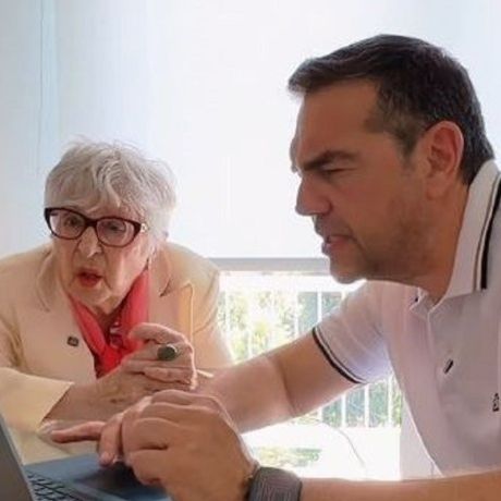Ο Τσίπρας βοήθησε τη «Θεοπούλα» να γίνει μέλος της ΕΛΑΣ και να κάνει... «θραύση»