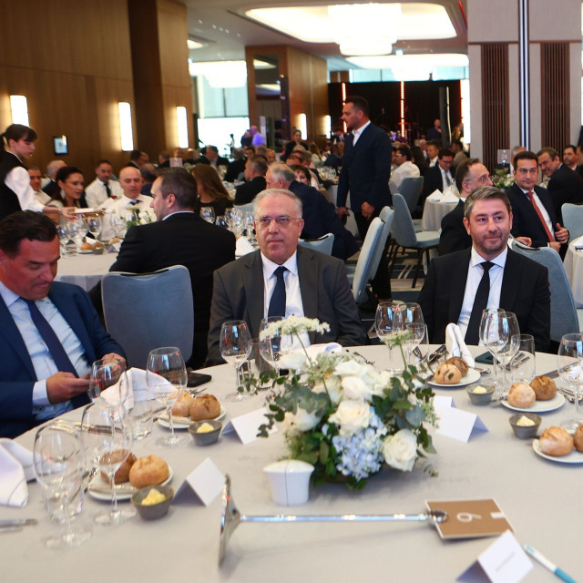 Όλα τα στιγμιότυπα από την άβολη βραδιά με Γεωργιάδη, Ανδρουλάκη, Κωνσταντοπούλου