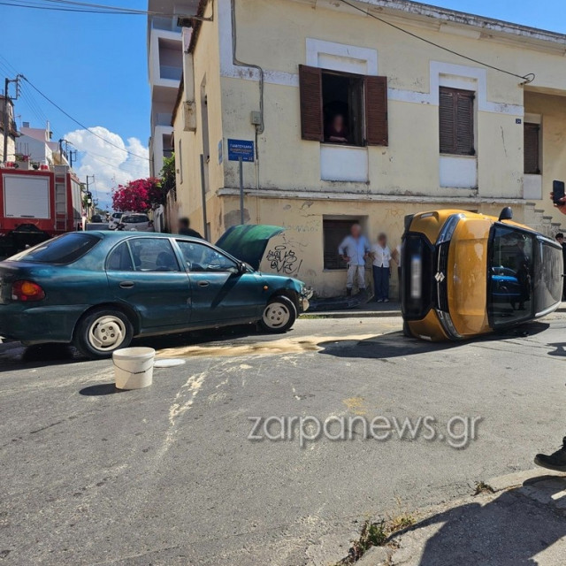Χανιά: Σφοδρή μετωπική σύγκρουση αυτοκινήτων στο κέντρο της πόλης – Τούμπαρε το ένα