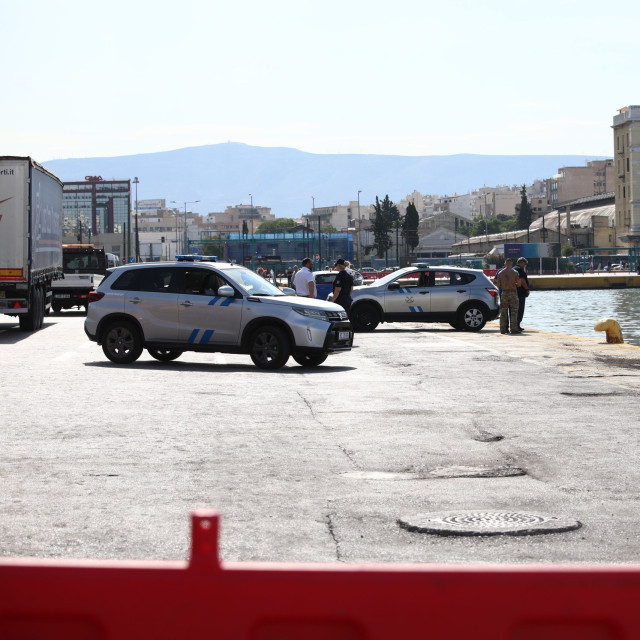Όχημα έπεσε στη θάλασσα στο λιμάνι του Πειραιά – Σε εξέλιξη επιχείρηση του Λιμενικού