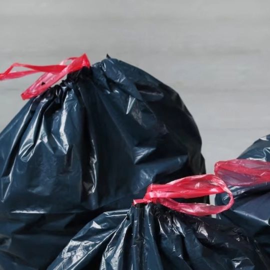Πόλη ερευνά κατοίκους που δεν έχουν βγάλει τα σκουπίδια τους εδώ και ένα χρόνο: Ο δήμος έχει υποψίες