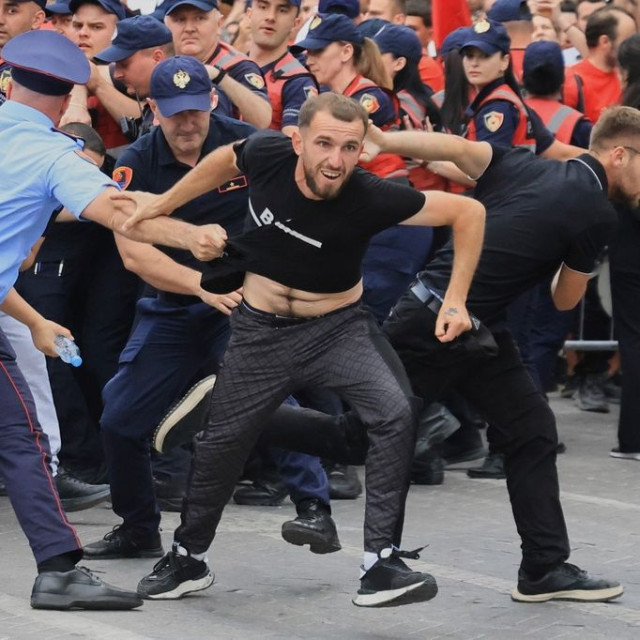 Αλβανία: Κλιμακώνονται οι διαμαρτυρίες για το θέρετρο Κούσνερ - Ένταση και επεισόδια στους δρόμους 