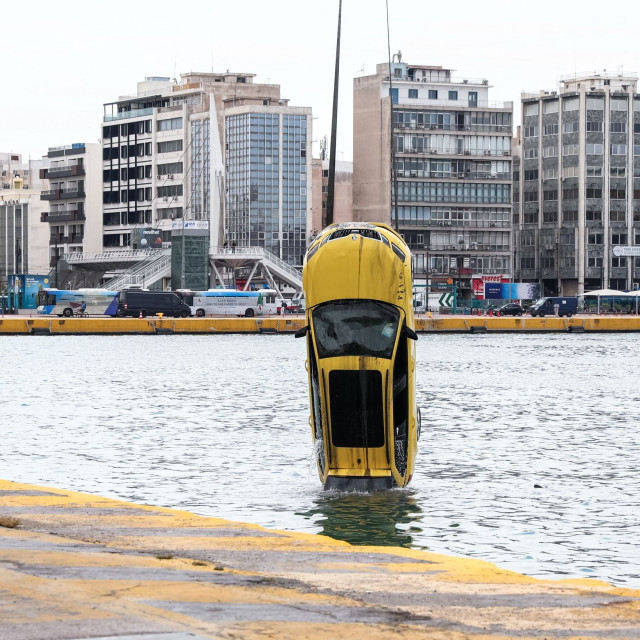 Τραγωδία στον Πειραιά: Νεκρός ο οδηγός ταξί που έπεσε στη θάλασσα