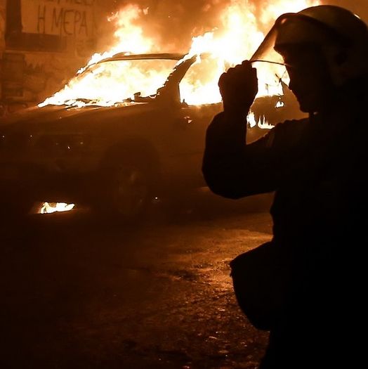 Μαρούσι: Εμπρηστική επίθεση σε τρια οχήματα της Περιφέρειας λεωφόρο Κηφισίας