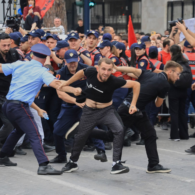 Αλβανία: Μαζικές διαδηλώσεις στα Τίρανα κατά του τουριστικού σχεδίου του Τζάρεντ Κούσνερ