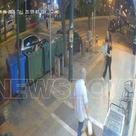 Καλλιθέα - βίντεο: Η στιγμή που ο αναβάτης μηχανής παρασύρει πεζή και τραυματίζεται θανάσιμα