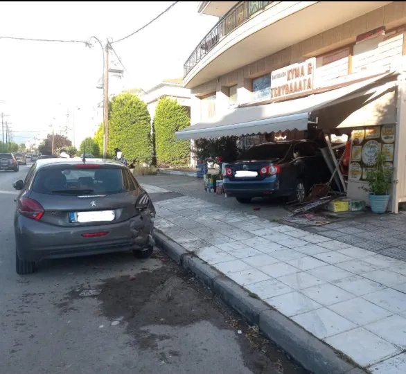 Νέοι Επιβάτες: Αυτοκίνητο «εισέβαλε» σε παντοπωλείο - Δύο τραυματίες από το συμβάν