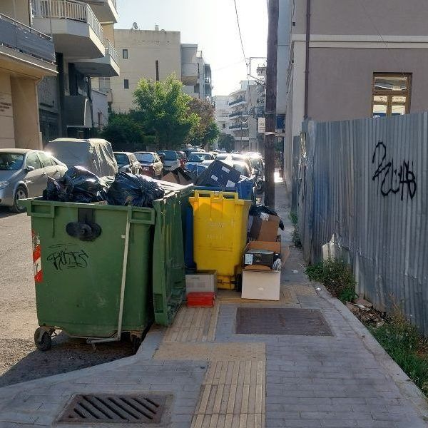 Ρέθυμνο: Μια εικόνα, χίλιες λέξεις – Η κίτρινη λωρίδα για τυφλούς που οδηγεί… καρφί στα σκουπίδια