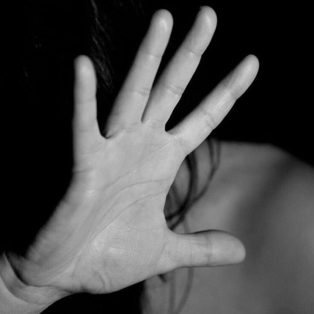 Σοκάρουν οι αριθμοί για την ενδοοικογενειακή βία: Αυξήθηκαν κατά 437,59% τα περιστατικά από το 2020