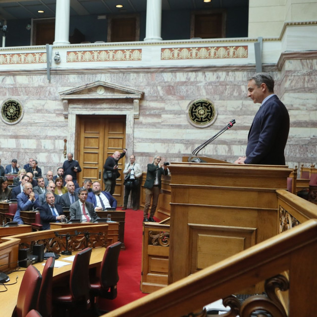 Καλοκαίρι στο... κόκκινο για τη ΝΔ