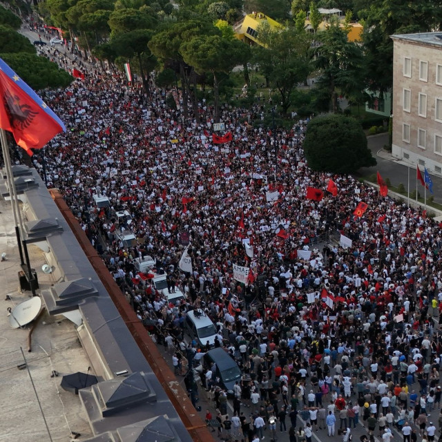 Αλβανία: Χιλιάδες διαδήλωσαν κατά του Ράμα στα Τίρανα