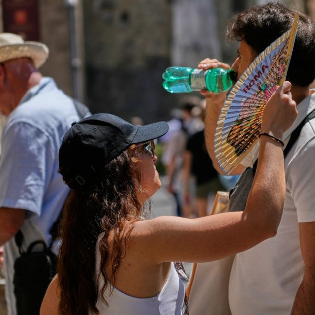Καιρός: Στα όρια του καύσωνα με 35άρια σήμερα - Που θα έχει καταιγίδες