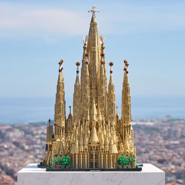 Η Lego κυκλοφόρησε σετ της Σαγράδα Φαμίλια με 12.060 κομμάτια