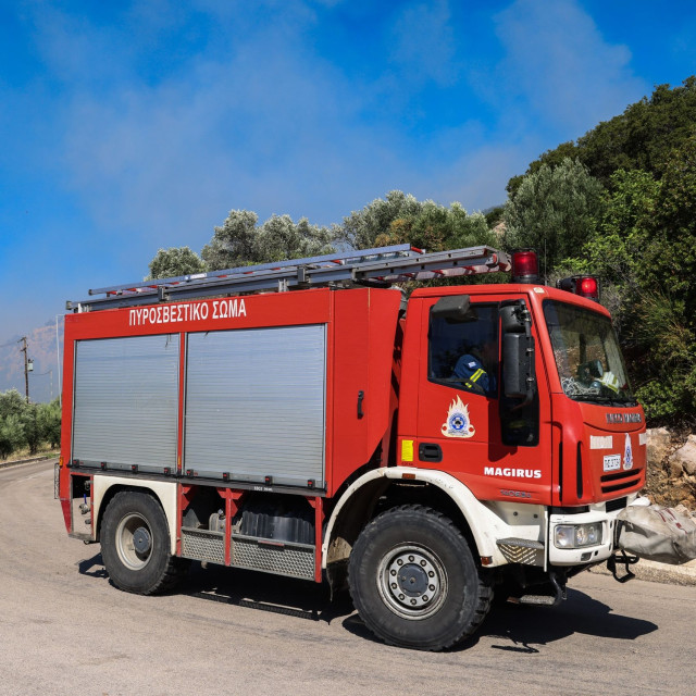 Φωτιά σε χαμηλή βλάστηση στα Αμπελάκια Σαλαμίνας